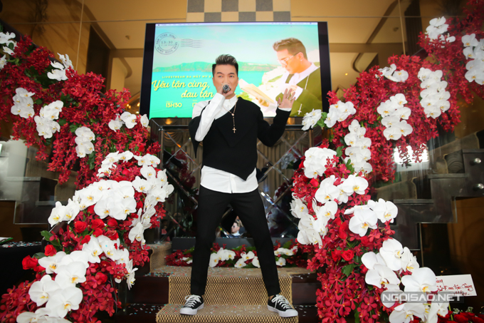 Dương Triệu Vũ chi 100 triệu đồng mua album mới của Đàm Vĩnh Hưng